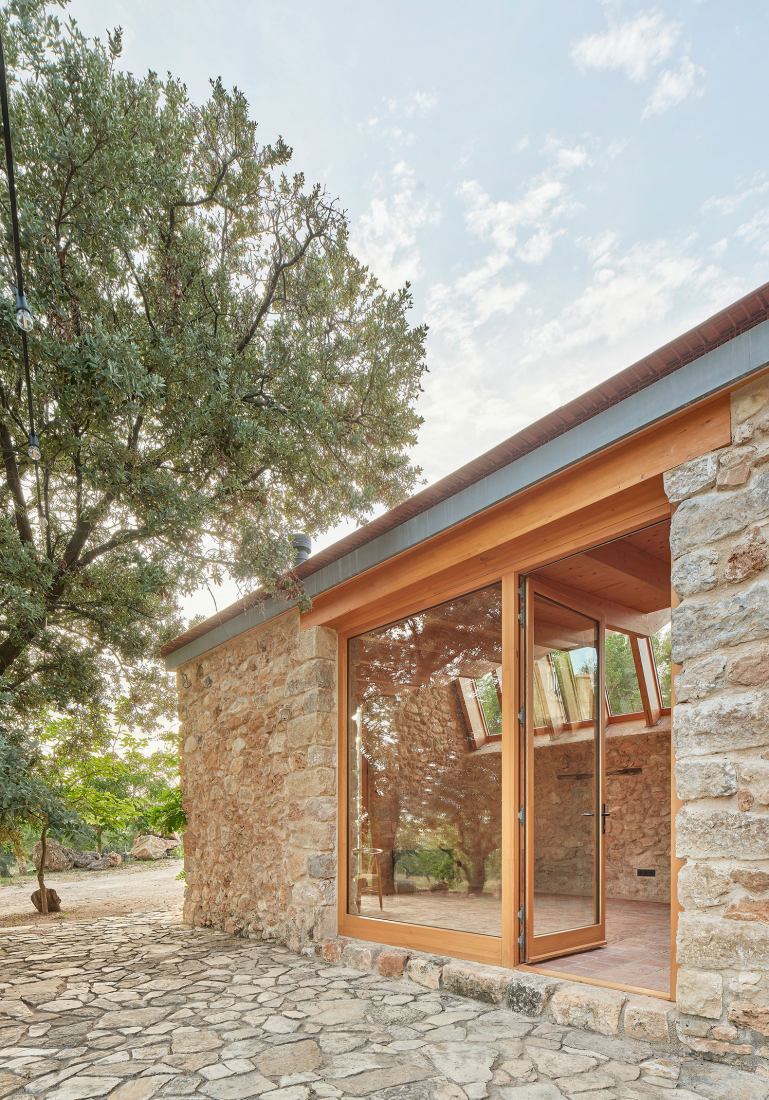 A new life for Mas Carpi by NUA arquitectures. Photograph by Jose Hevia.
