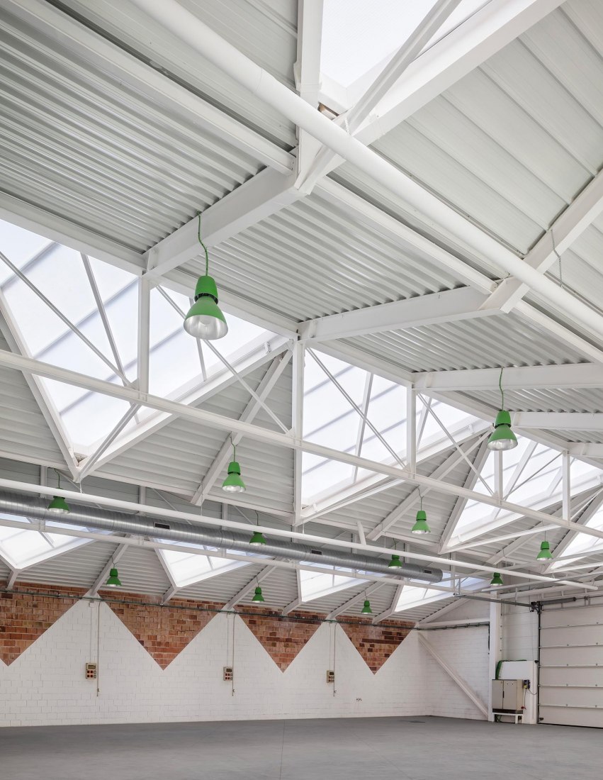 Interior view, New workshop . Rehabilitation and expansion of the Gon-Gar Workshops by NUA arquitectures. Photograph © Adriá Goula