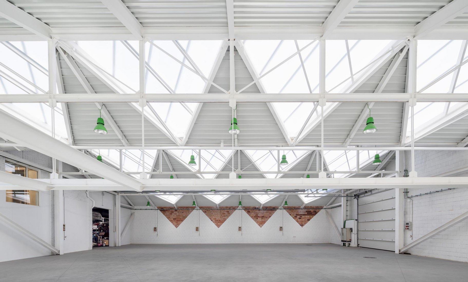Interior view, New workshop . Rehabilitation and expansion of the Gon-Gar Workshops by NUA arquitectures. Photograph © Adriá Goula