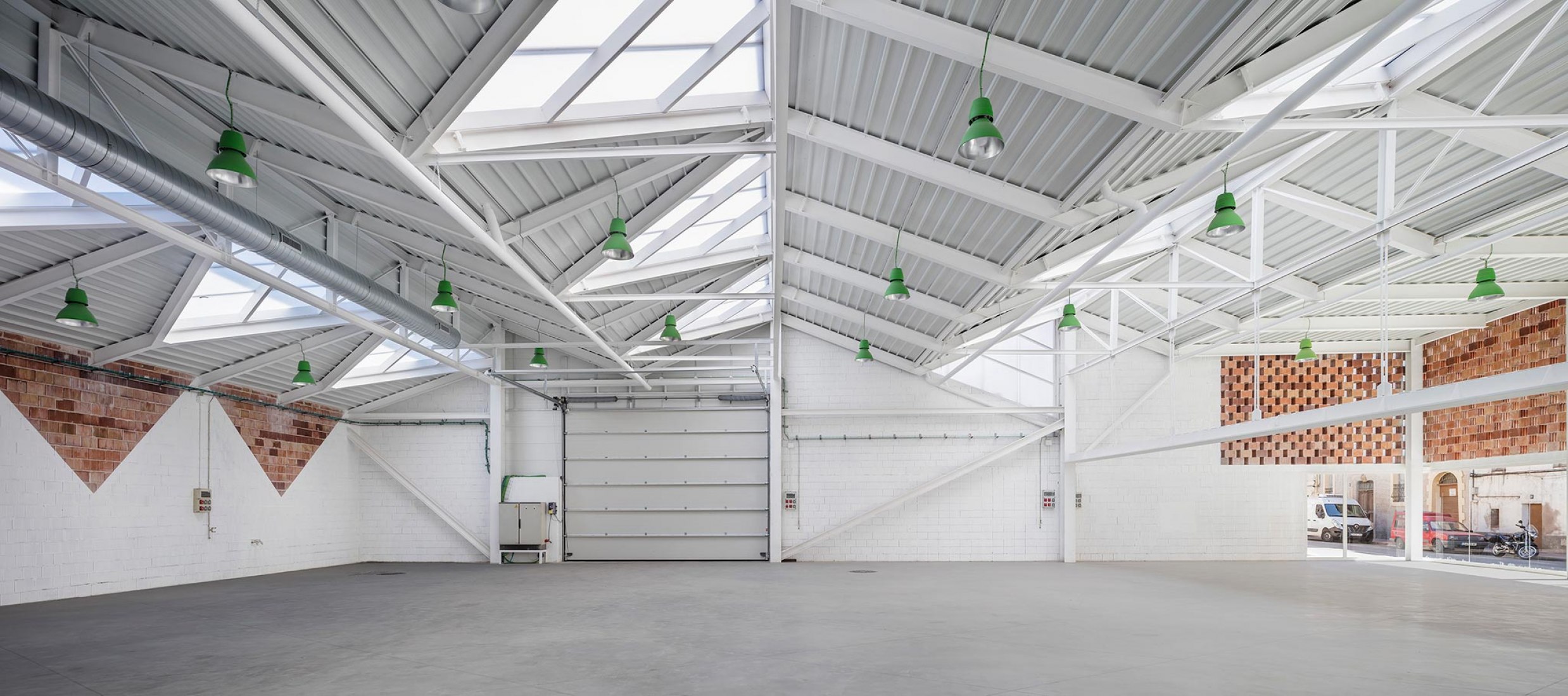 Interior view, New workshop . Rehabilitation and expansion of the Gon-Gar Workshops by NUA arquitectures. Photograph © Adriá Goula