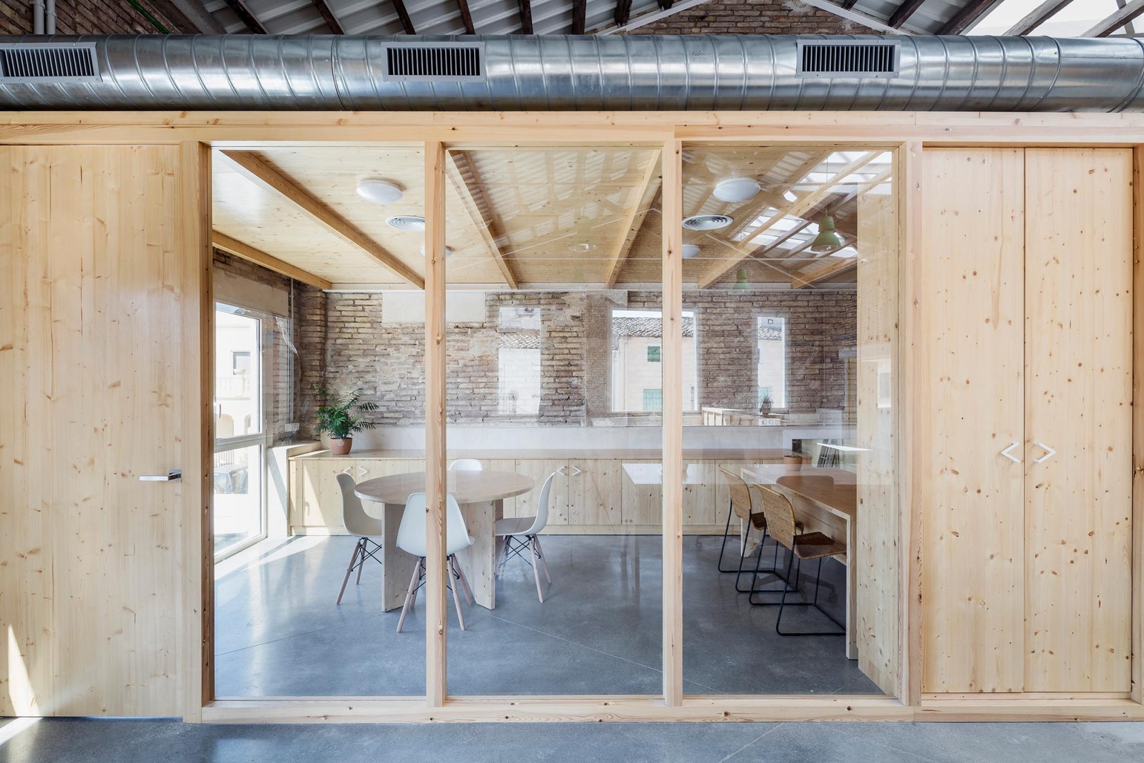 Interior view, Old warehouse. Rehabilitation and expansion of the Gon-Gar Workshops by NUA arquitectures. Photograph © Adriá Goula