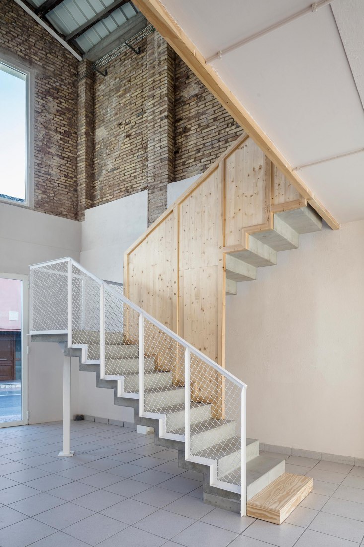 Interior view, staircase. Rehabilitation and expansion of the Gon-Gar Workshops by NUA arquitectures. Photograph © Adriá Goula