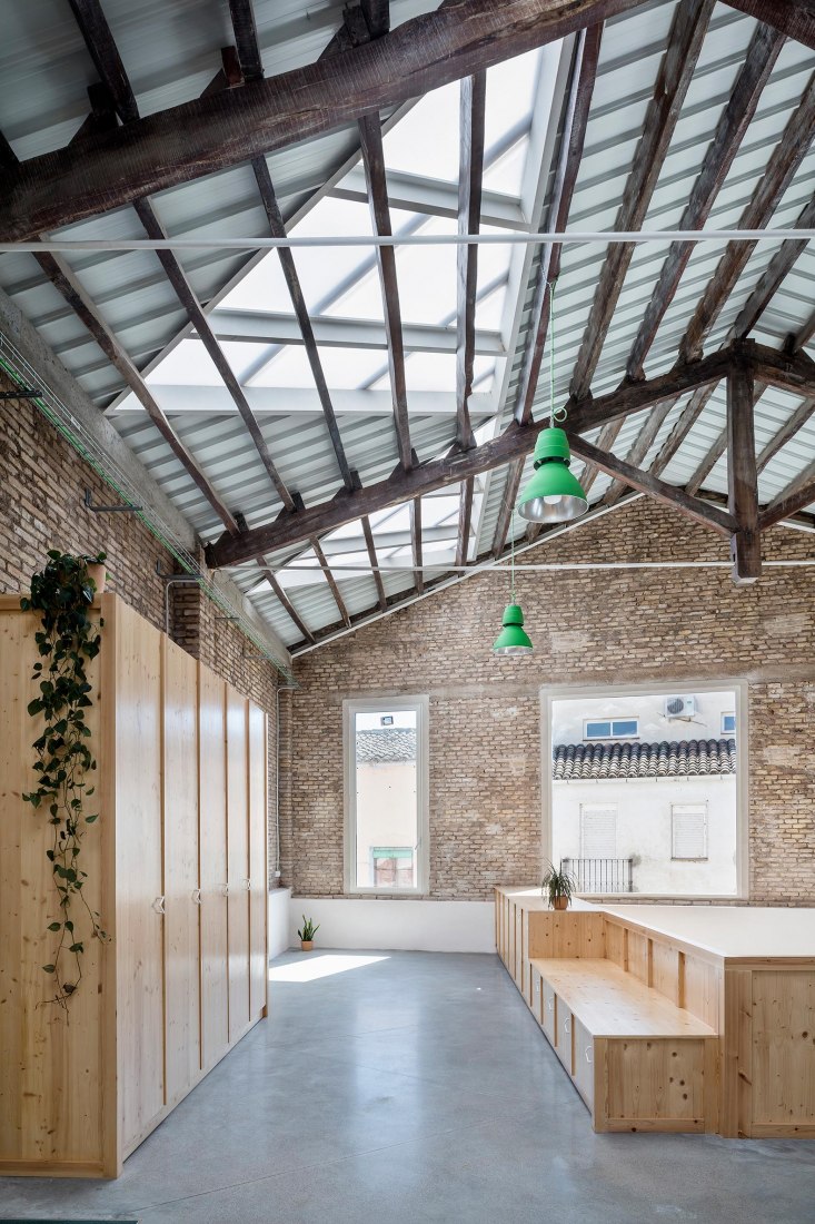 Interior view, Old warehouse. Rehabilitation and expansion of the Gon-Gar Workshops by NUA arquitectures. Photograph © Adriá Goula