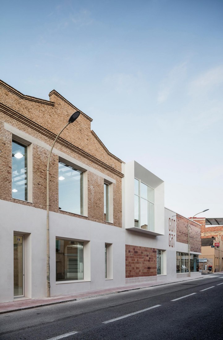 Exterior view. Rehabilitation and expansion of the Gon-Gar Workshops by NUA arquitectures. Photograph © Adriá Goula