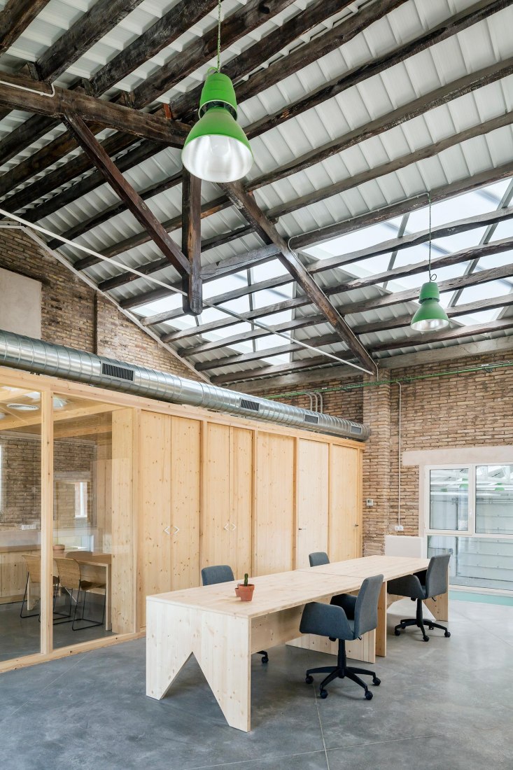 Interior view, Old warehouse. Rehabilitation and expansion of the Gon-Gar Workshops by NUA arquitectures. Photograph © Adriá Goula