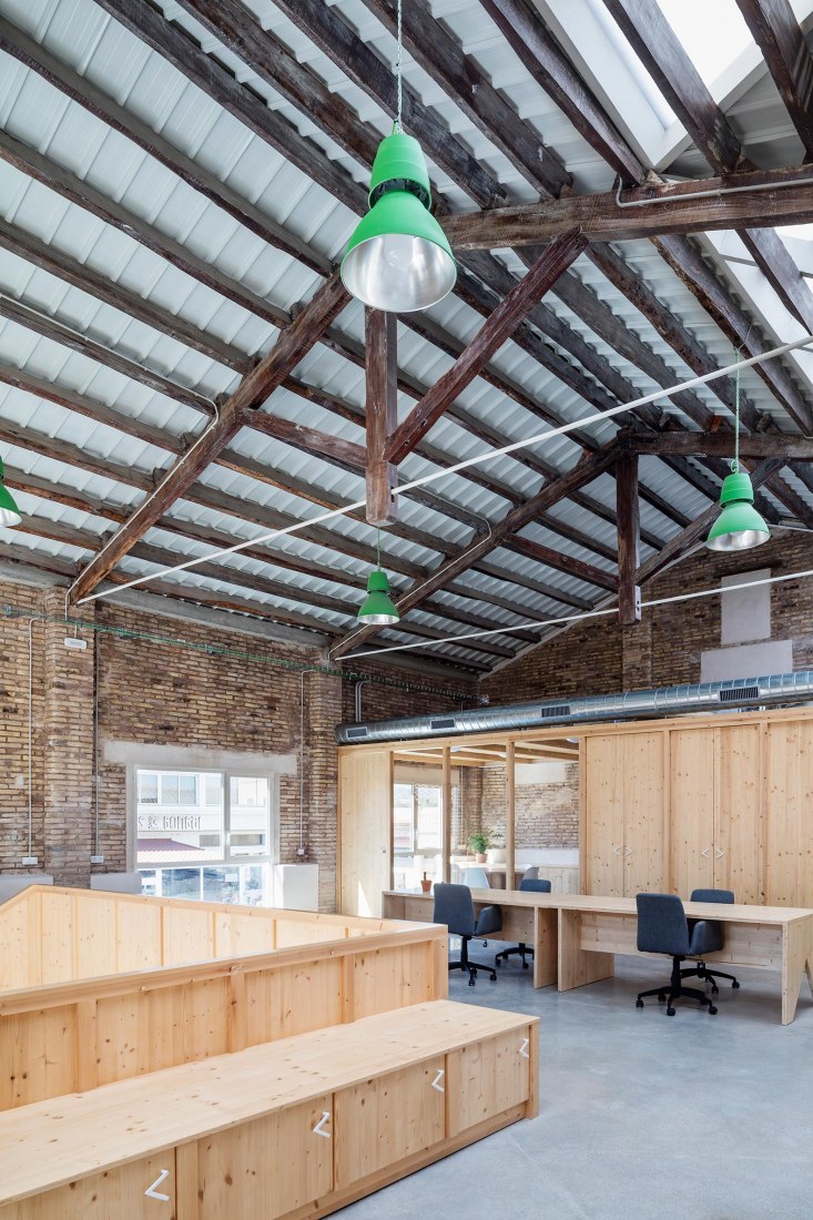 Interior view, Old warehouse. Rehabilitation and expansion of the Gon-Gar Workshops by NUA arquitectures. Photograph © Adriá Goula