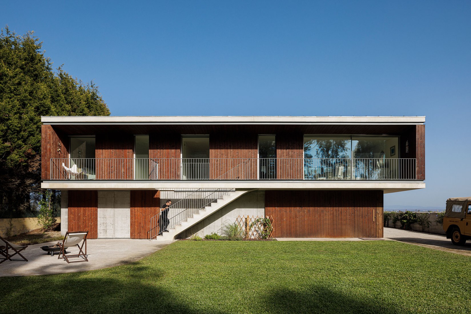 Casa en Torreira por NU.MA architects. Fotografía por Ivo Tavares Studio.