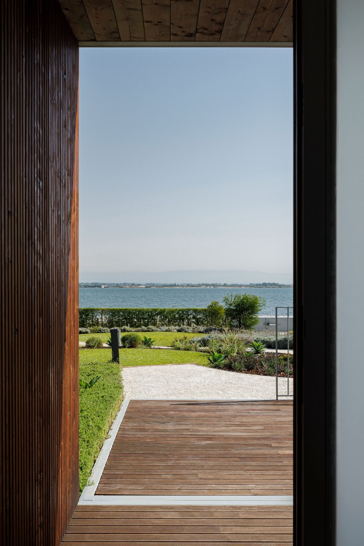 Casa en Torreira por NU.MA architects. Fotografía por Ivo Tavares Studio.