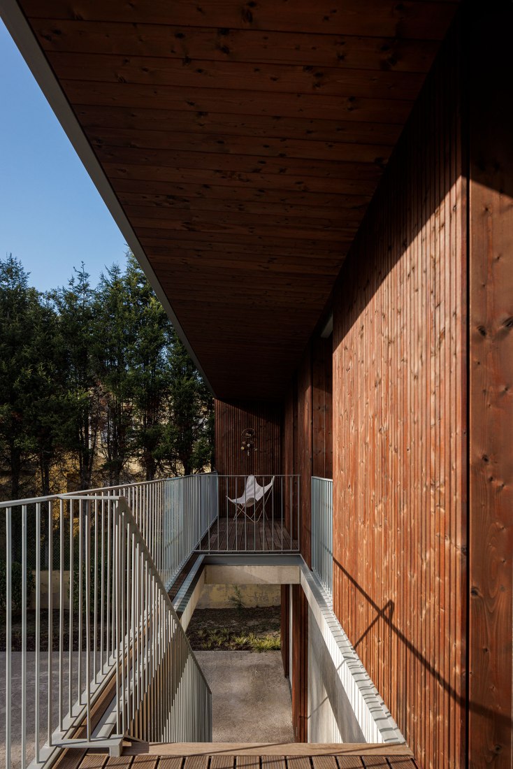 Casa en Torreira por NU.MA architects. Fotografía por Ivo Tavares Studio.