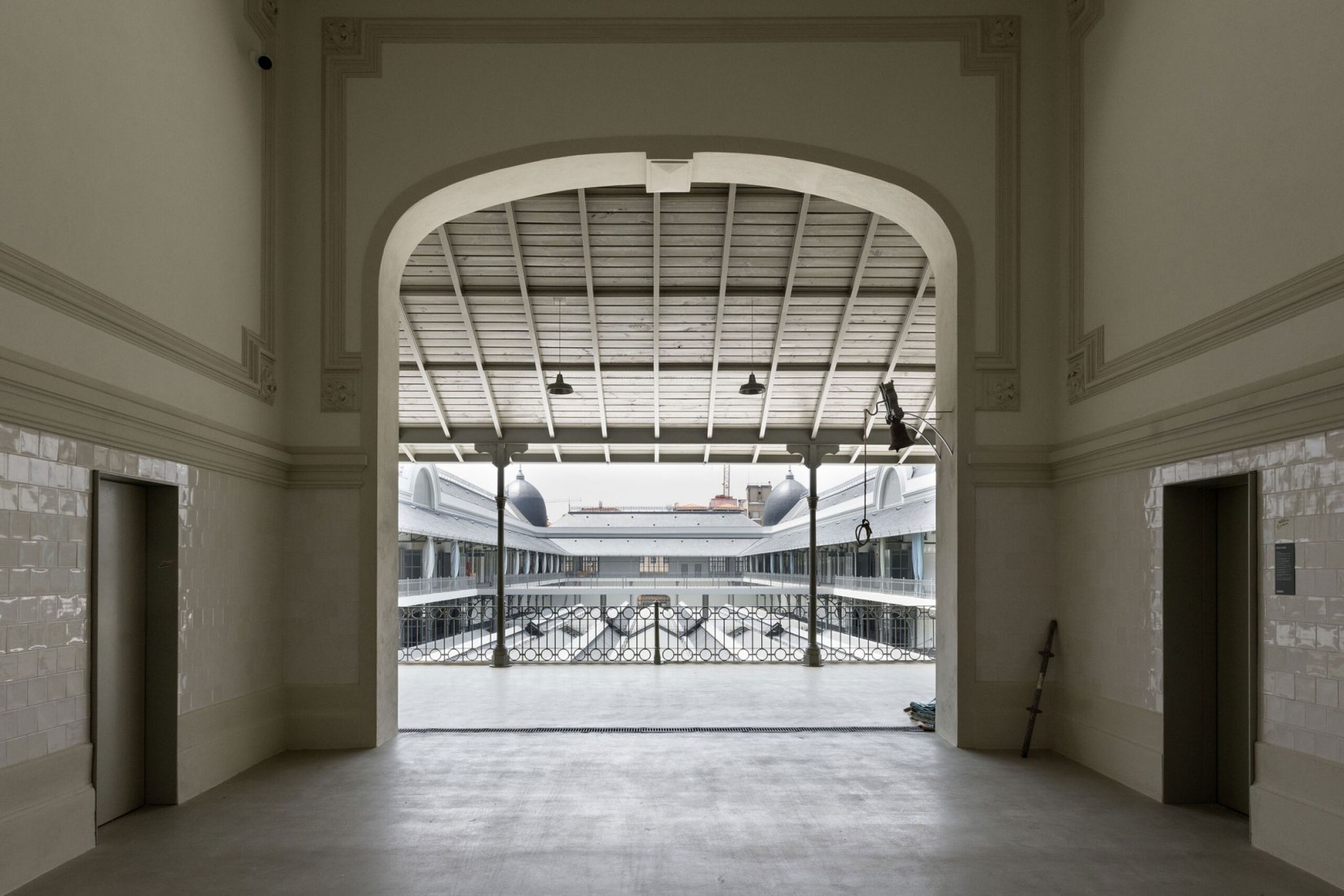 Mercado do Bolhão renovation by Nuno Valentim. Photograph by Marta Maria Ferreira / Luís Ferreira Alves.