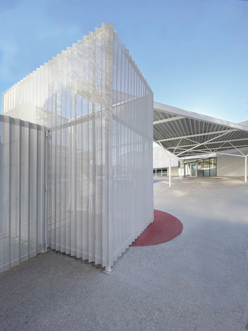 Pabellón polideportivo por OAOB Arquitectura. Fotografía por Alberto Amores.