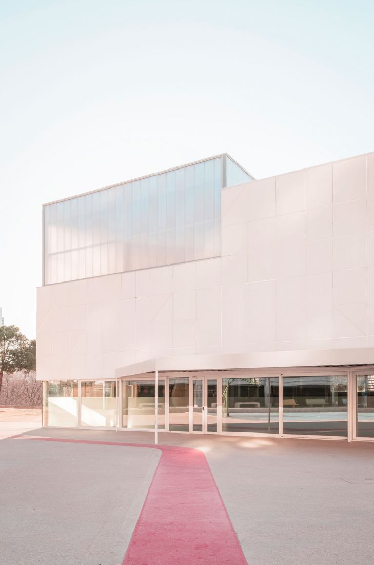 Pabellón polideportivo por OAOB Arquitectura. Fotografía por Alberto Amores.