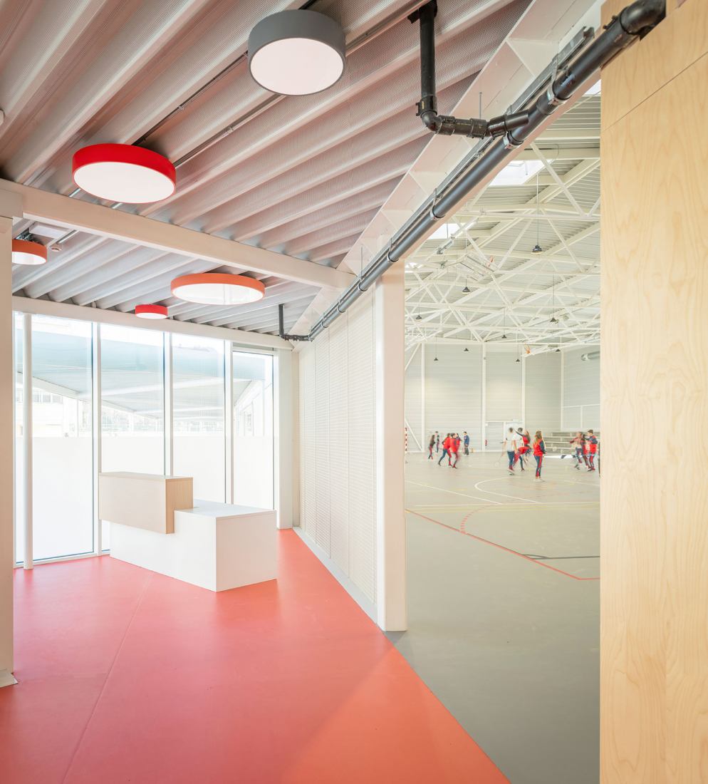 Pabellón polideportivo por OAOB Arquitectura. Fotografía por Alberto Amores.
