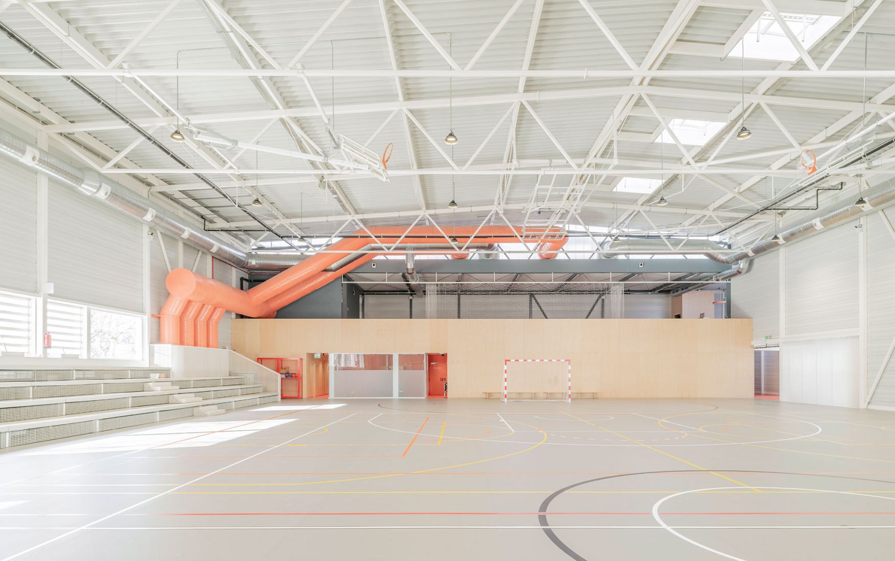Pabellón polideportivo por OAOB Arquitectura. Fotografía por Alberto Amores.