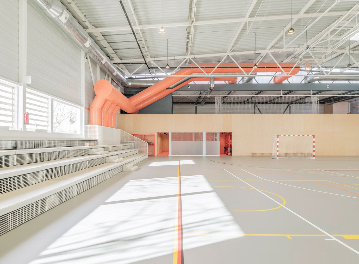 Pabellón polideportivo por OAOB Arquitectura. Fotografía por Alberto Amores.