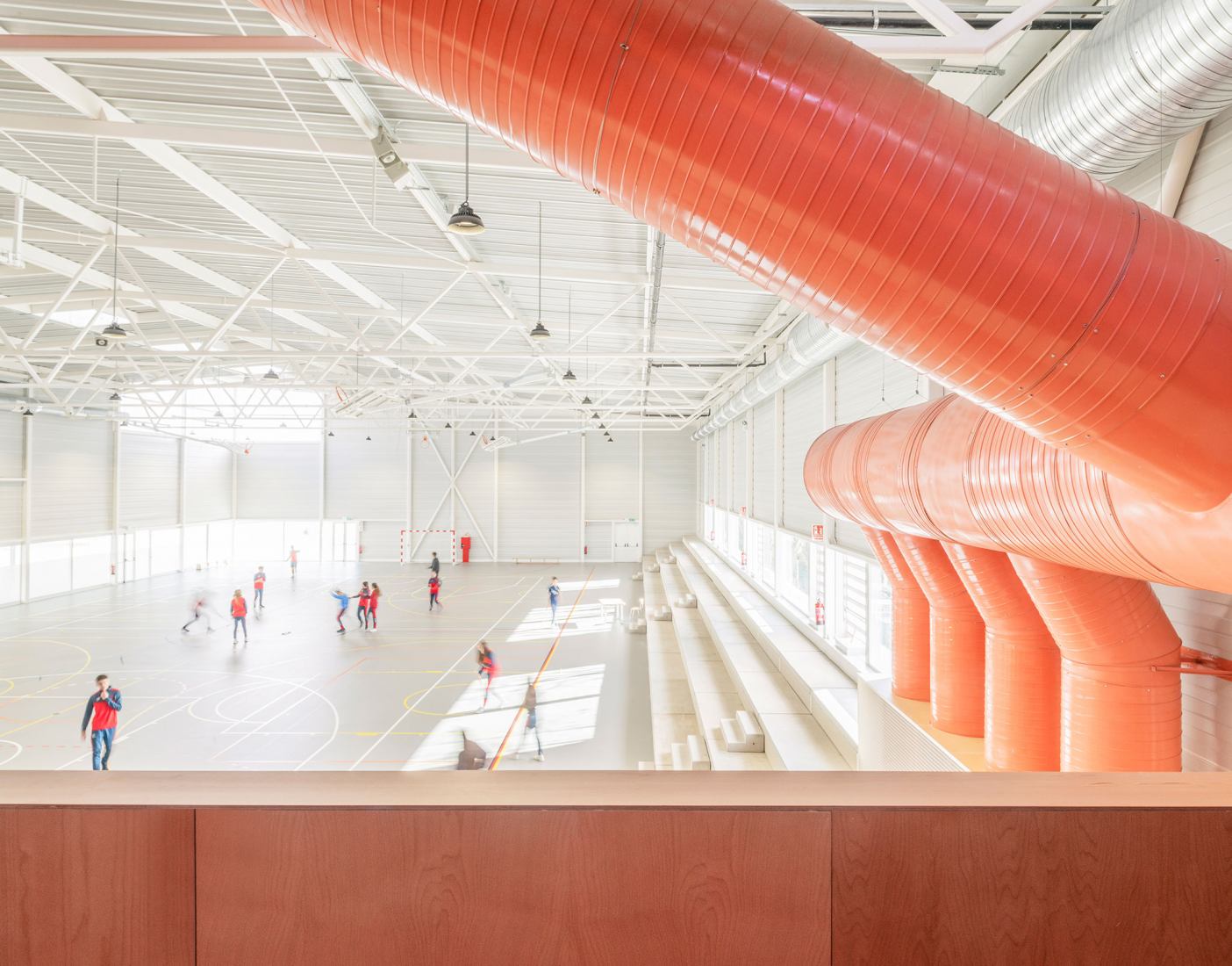 Pabellón polideportivo por OAOB Arquitectura. Fotografía por Alberto Amores.