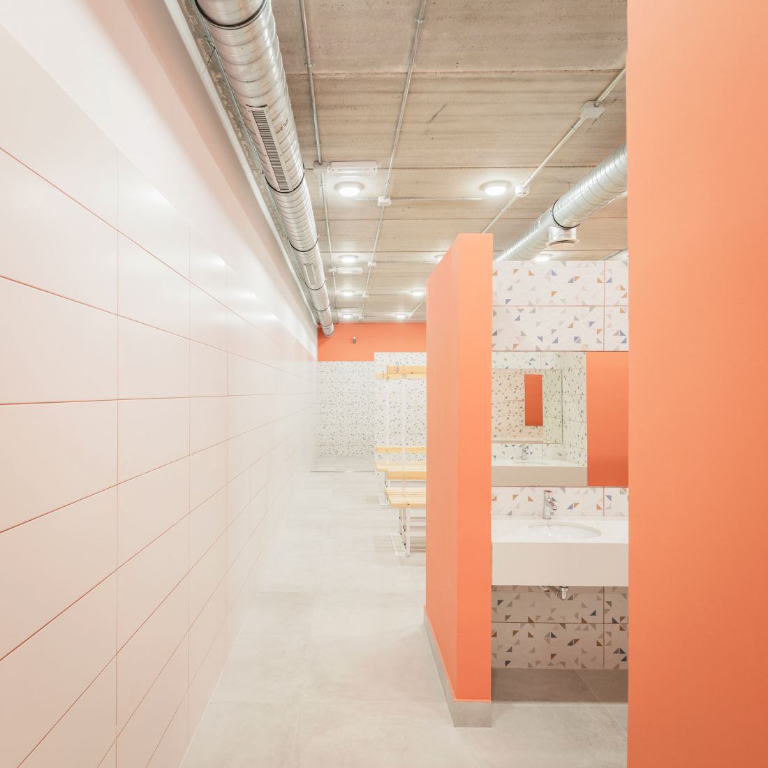 Pabellón polideportivo por OAOB Arquitectura. Fotografía por Alberto Amores.