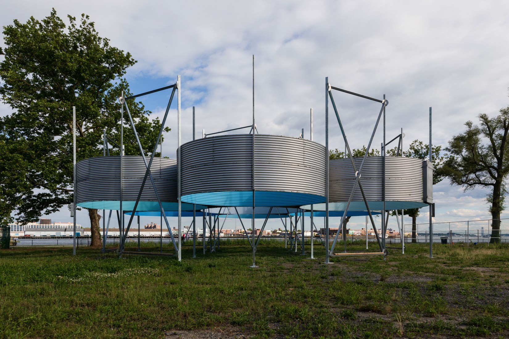 Instalación de arte Oculi en Governors Island. Fotografía por Zachary Taylor Newton