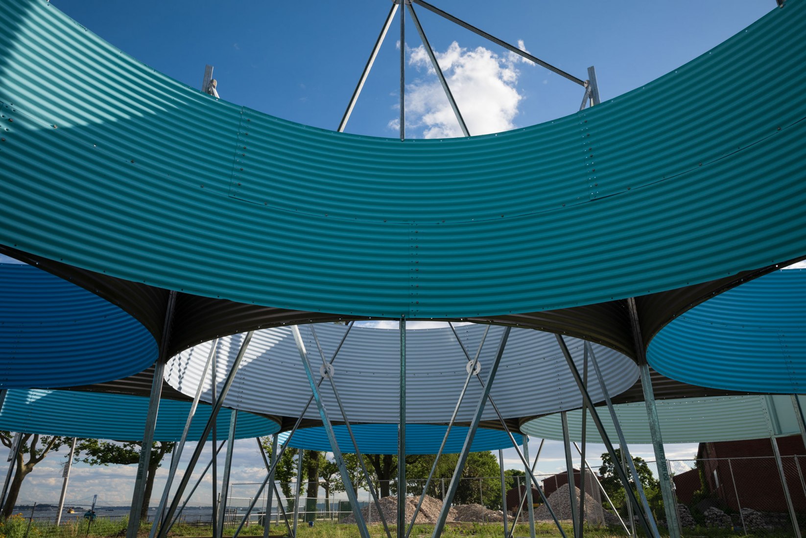 Instalación de arte Oculi en Governors Island. Fotografía por Zachary Taylor Newton