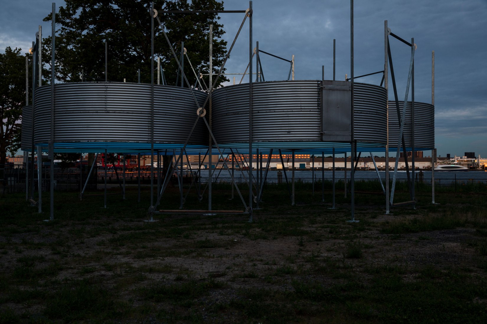 Instalación de arte Oculi en Governors Island. Fotografía por Zachary Tyler Newton