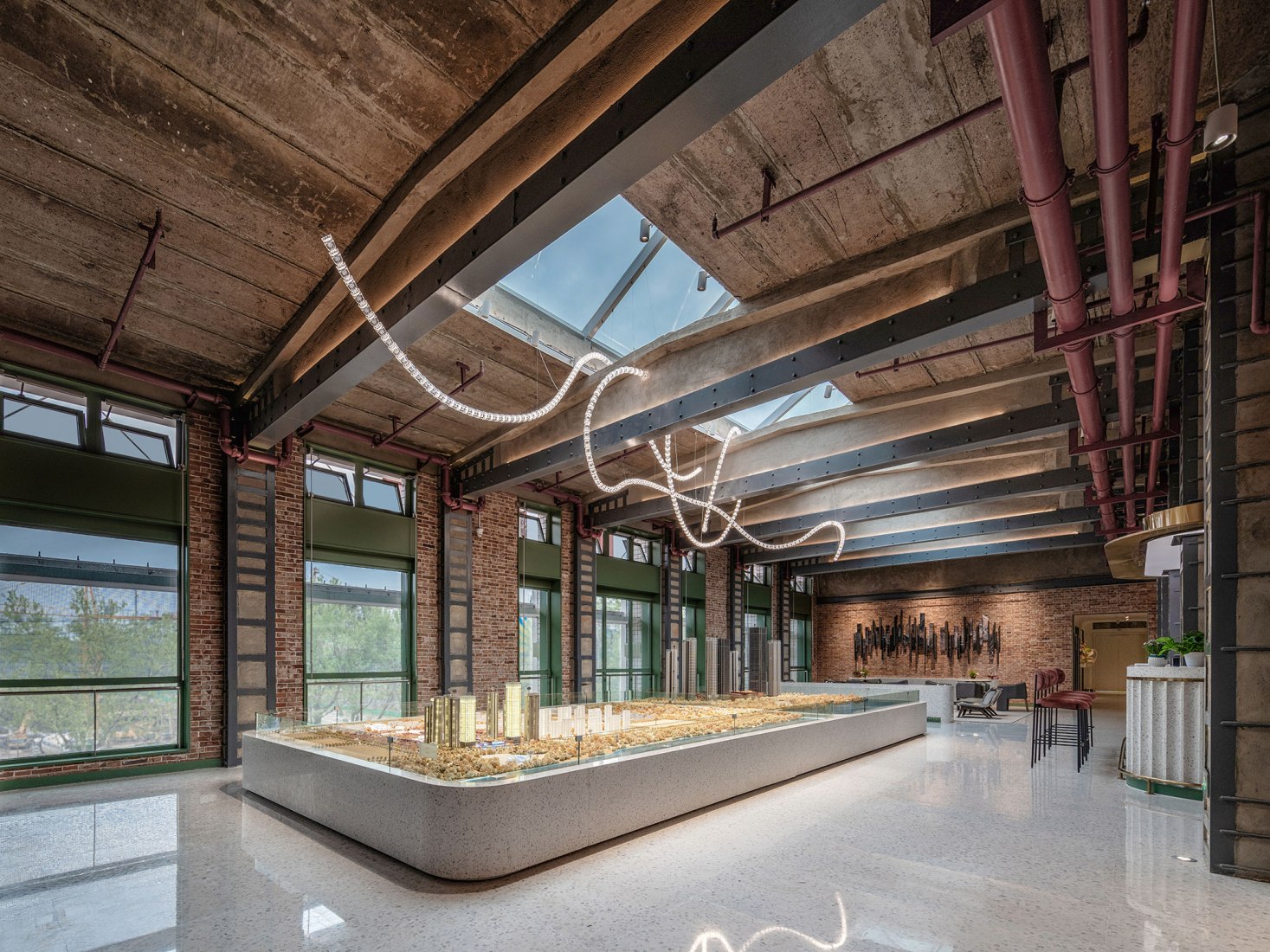 Exhibition hall. Centro de diseño creativo de Wuhan por Office for Urban Renewal. Fotografía por Liu Anqi 
