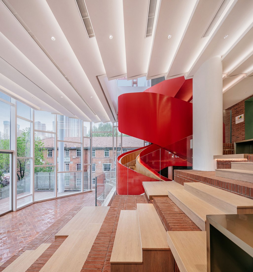 Spiral staircase. Centro de diseño creativo de Wuhan por Office for Urban Renewal. Fotografía por Liu Anqi 