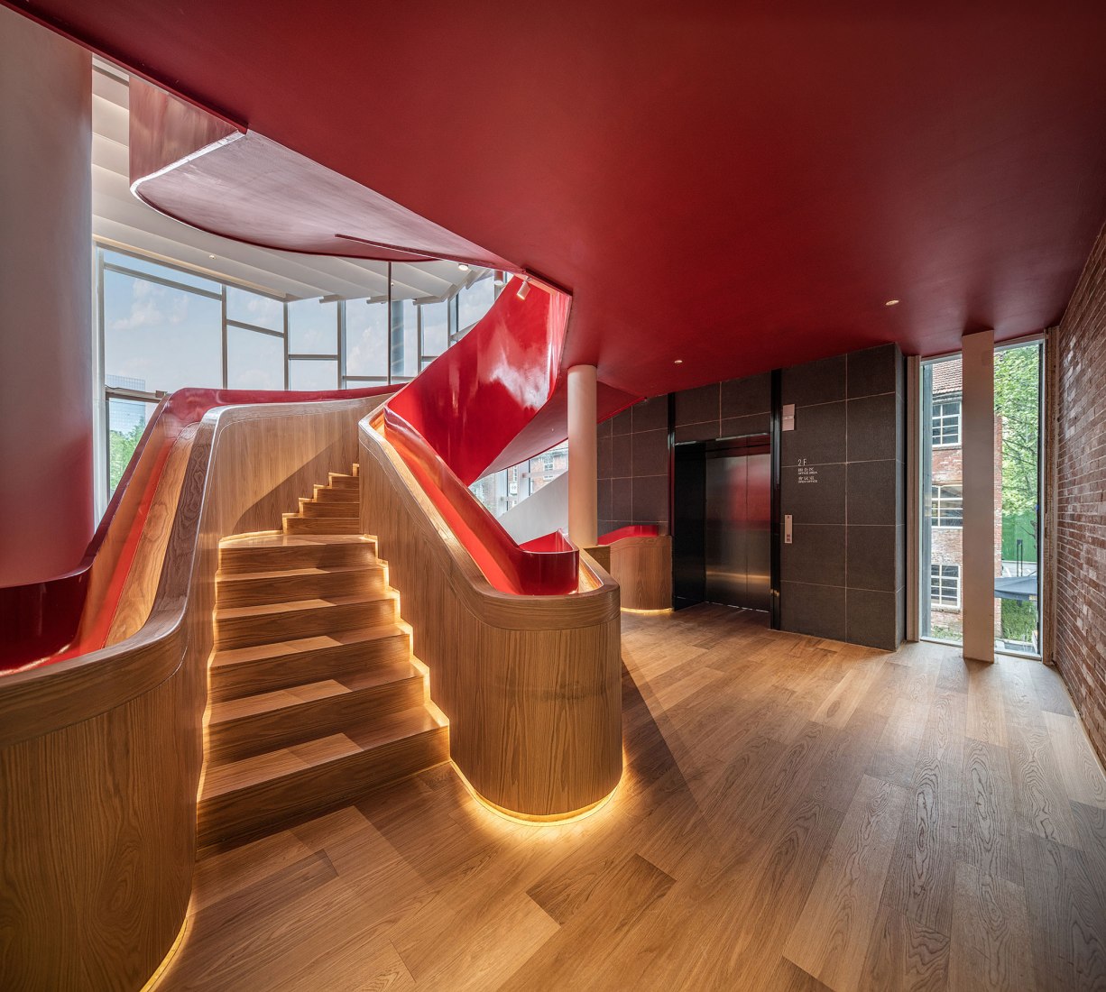 Spiral staircase. Centro de diseño creativo de Wuhan por Office for Urban Renewal. Fotografía por Liu Anqi 