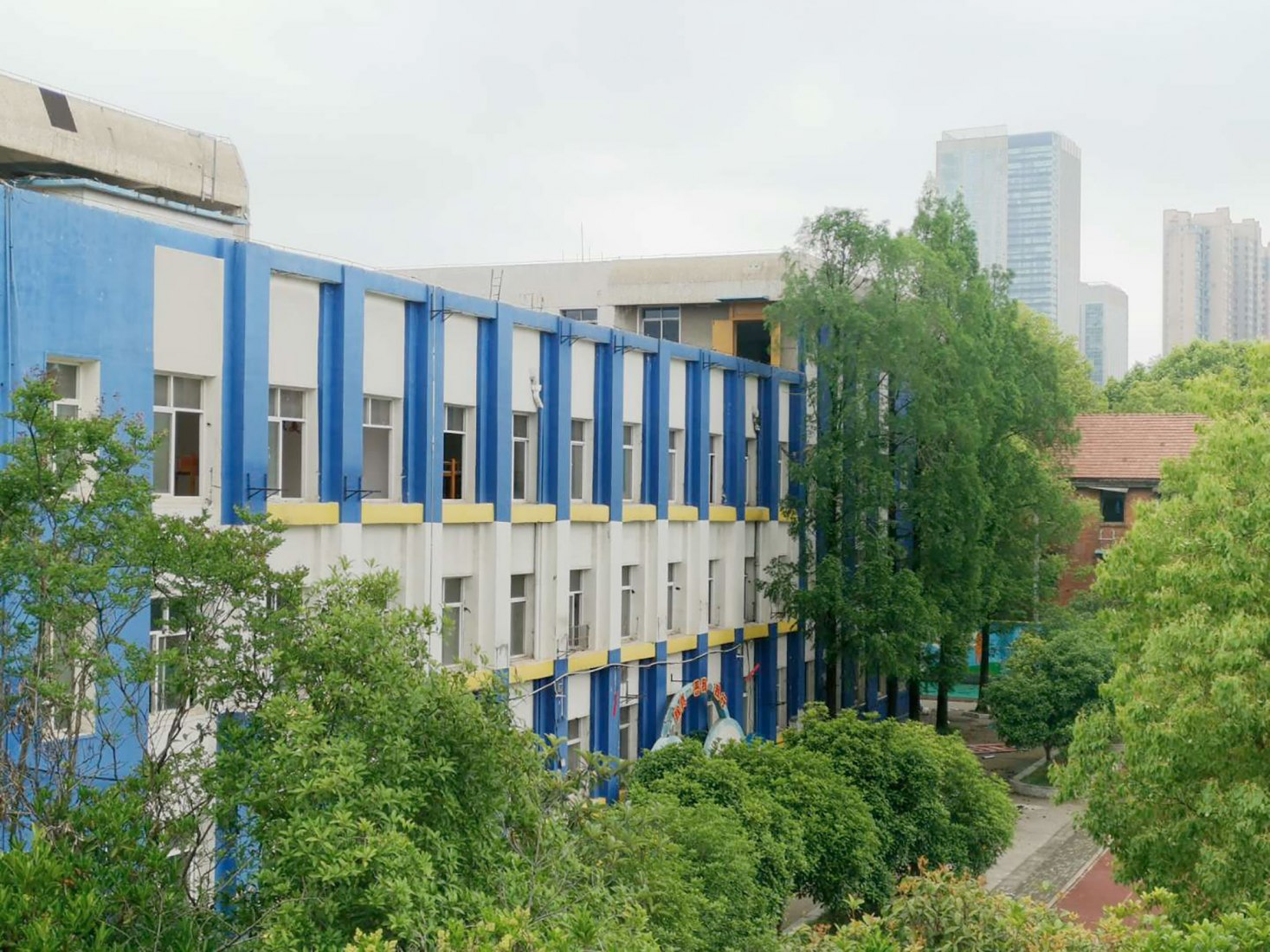 Situación previa, fachada sur de la escuela de primaria, detalle. Detalle muro de ladrillo de la entrada. Centro de diseño creativo de Wuhan por Office for Urban Renewal.