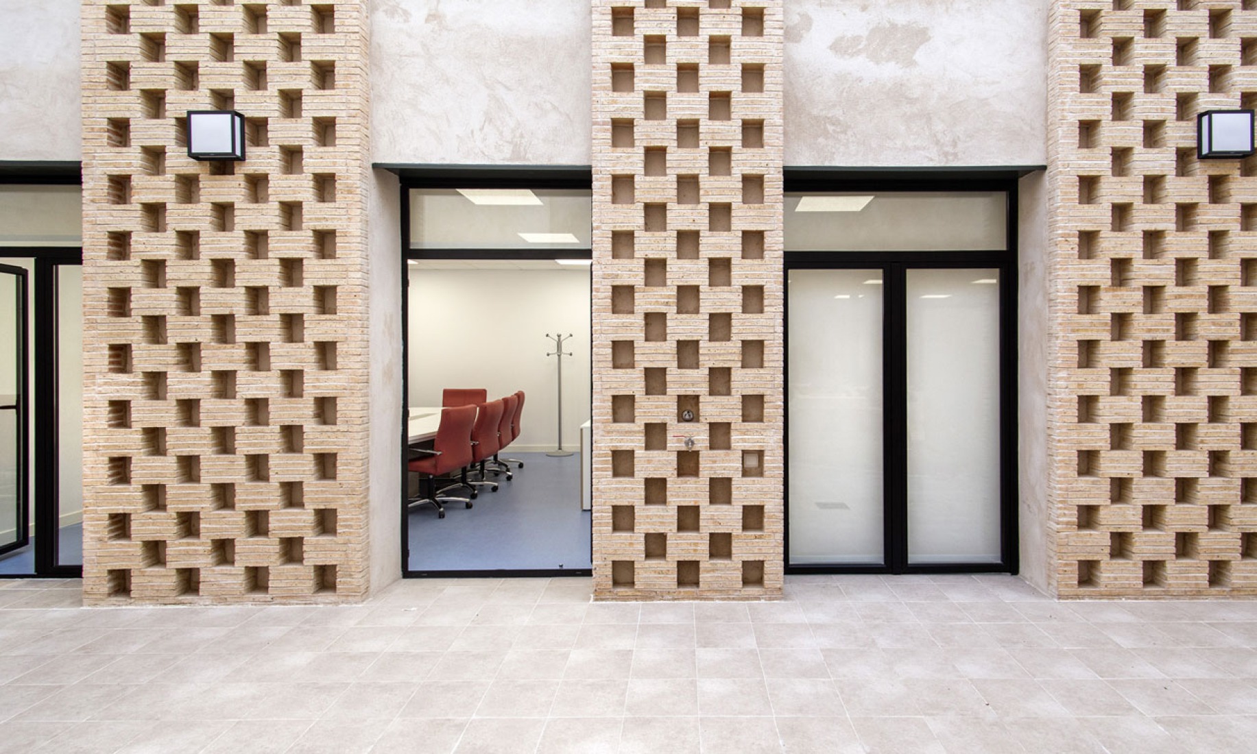 Patio interior. Rehabilitación de un vivero de empresas por OOIIO. Fotografía © Eugenio H. Vegue, Francisco Sepúlveda.