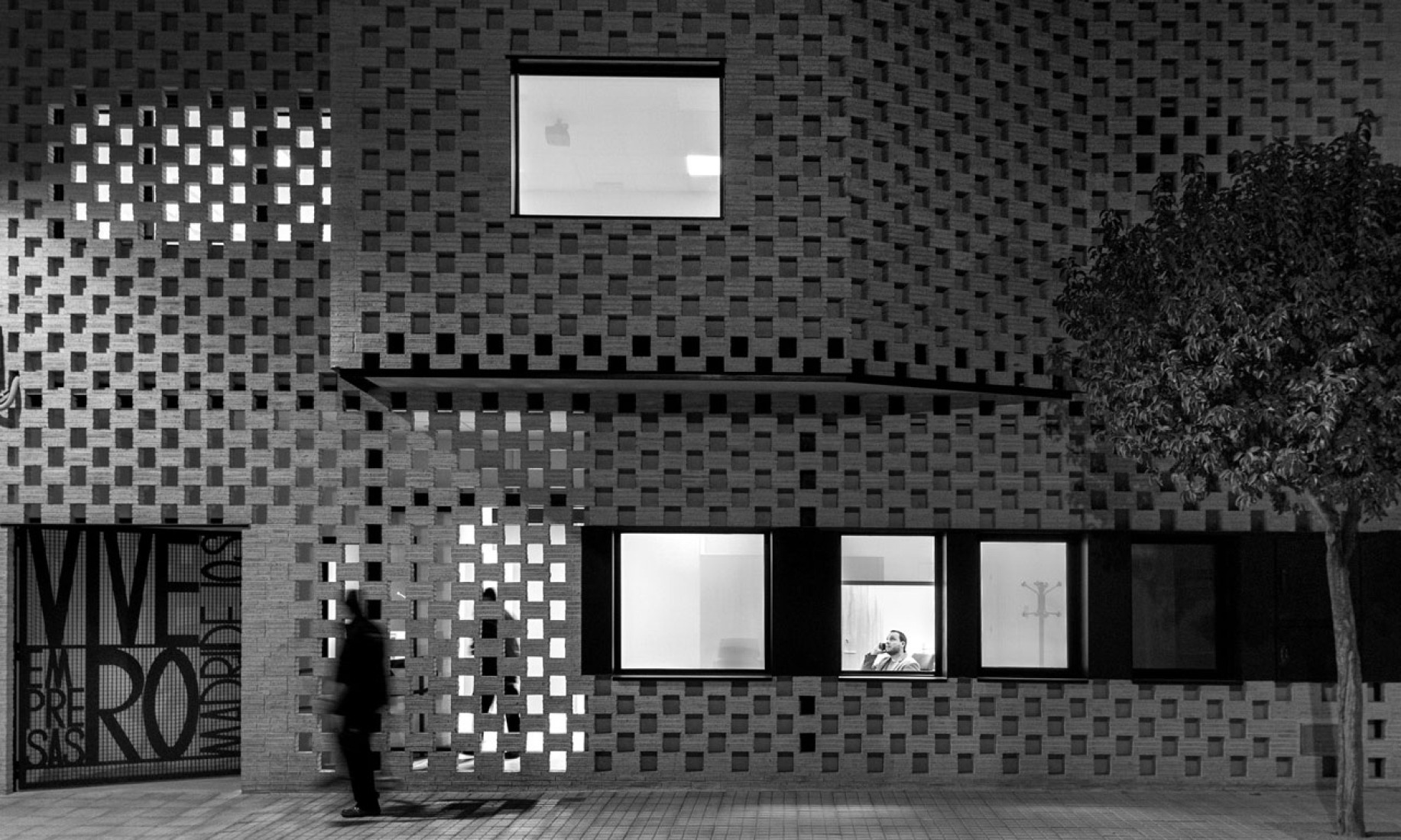 Vista frontal nocturna. Rehabilitación de un vivero de empresas por OOIIO. Fotografía © Eugenio H. Vegue, Francisco Sepúlveda.