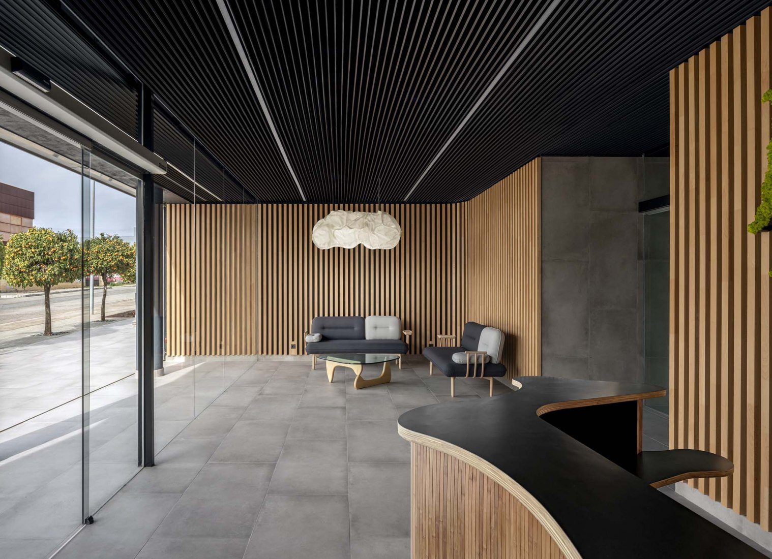 Nueva sede JJP Hospitalaria por Gabriel Verd Arquitectos + Buró4 Arquitectos. Fotografía por Jesús Granada