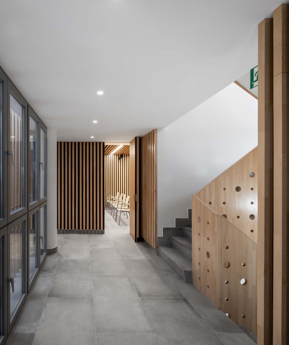 Nueva sede JJP Hospitalaria por Gabriel Verd Arquitectos + Buró4 Arquitectos. Fotografía por Jesús Granada
