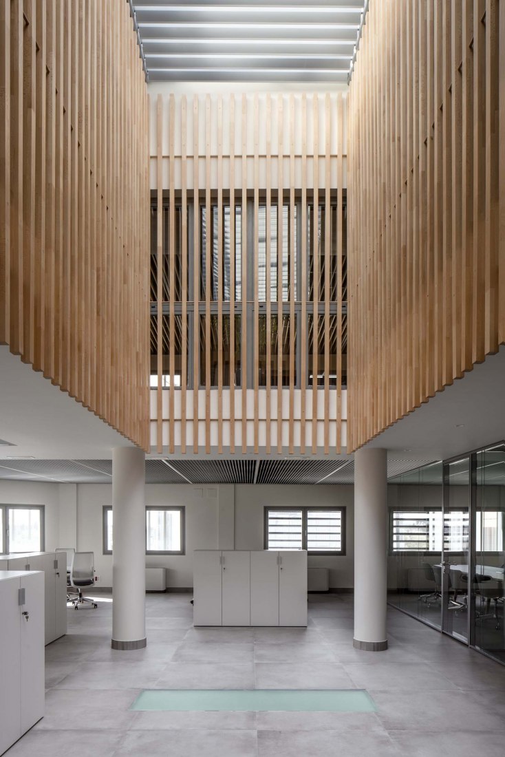 Nueva sede JJP Hospitalaria por Gabriel Verd Arquitectos + Buró4 Arquitectos. Fotografía por Jesús Granada