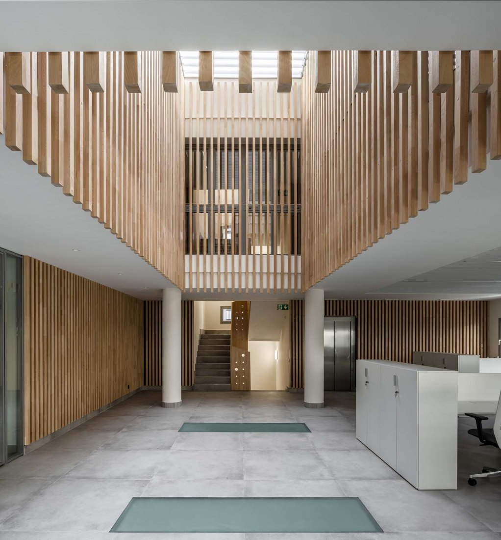 Nueva sede JJP Hospitalaria por Gabriel Verd Arquitectos + Buró4 Arquitectos. Fotografía por Jesús Granada