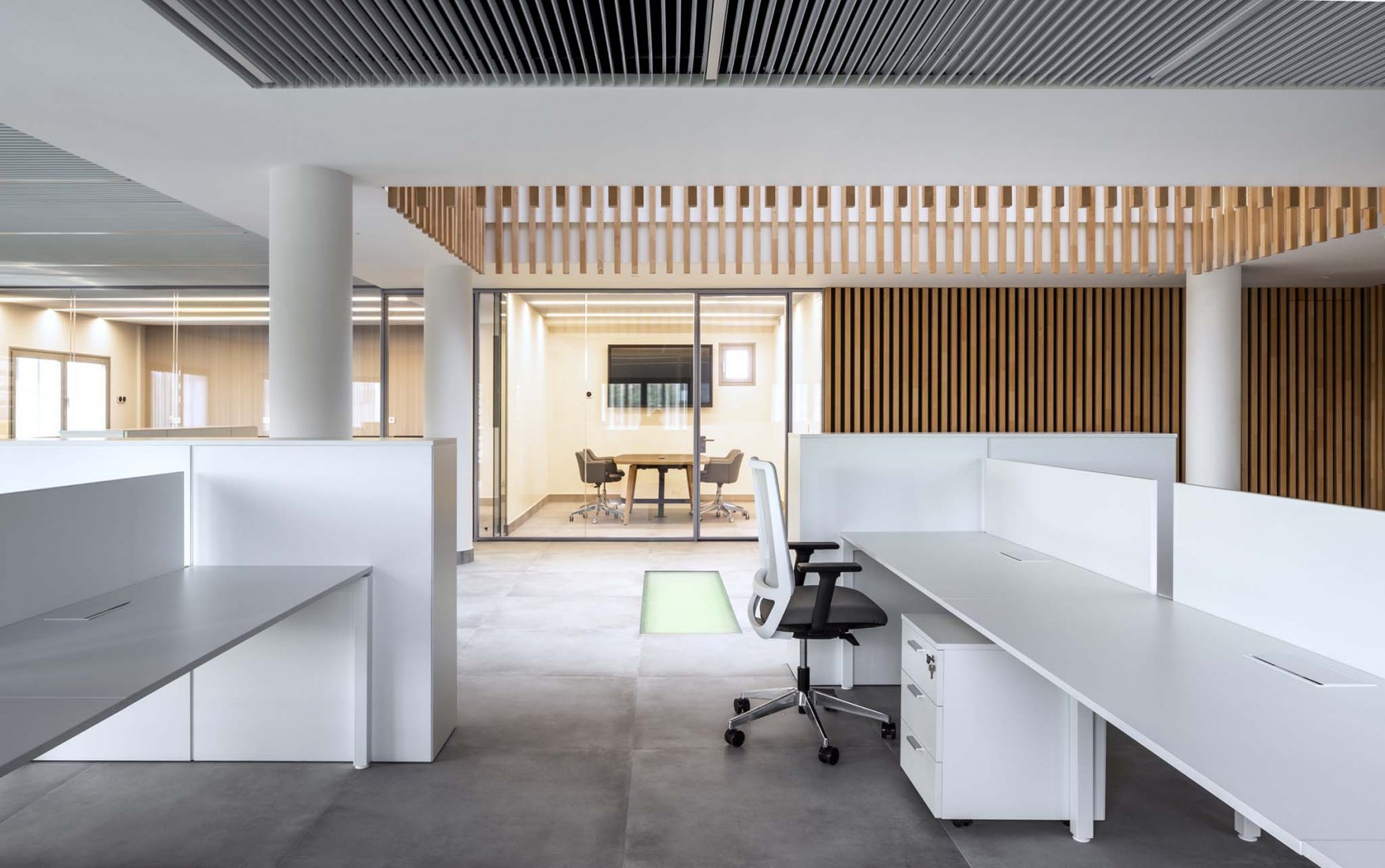 Nueva sede JJP Hospitalaria por Gabriel Verd Arquitectos + Buró4 Arquitectos. Fotografía por Jesús Granada