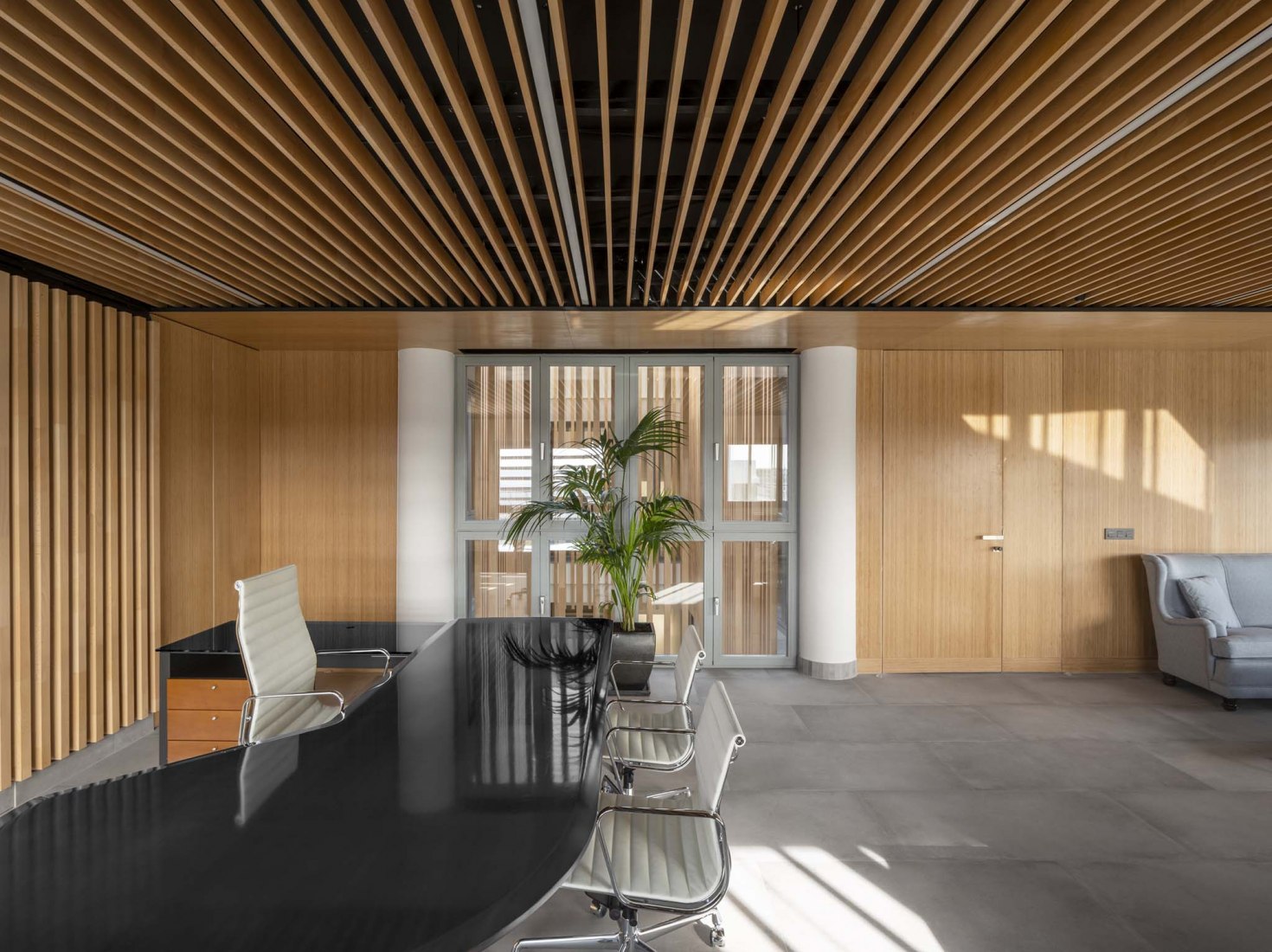Nueva sede JJP Hospitalaria por Gabriel Verd Arquitectos + Buró4 Arquitectos. Fotografía por Jesús Granada
