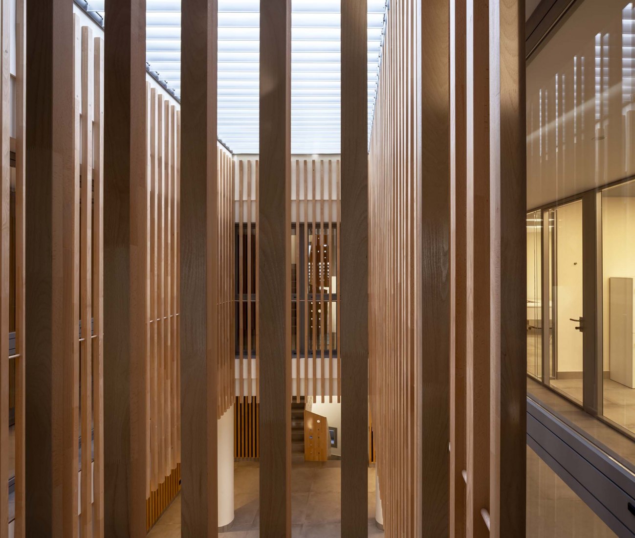 Nueva sede JJP Hospitalaria por Gabriel Verd Arquitectos + Buró4 Arquitectos. Fotografía por Jesús Granada