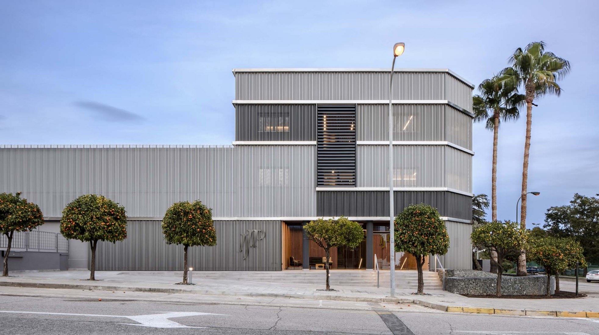 Nueva sede JJP Hospitalaria por Gabriel Verd Arquitectos + Buró4 Arquitectos. Fotografía por Jesús Granada