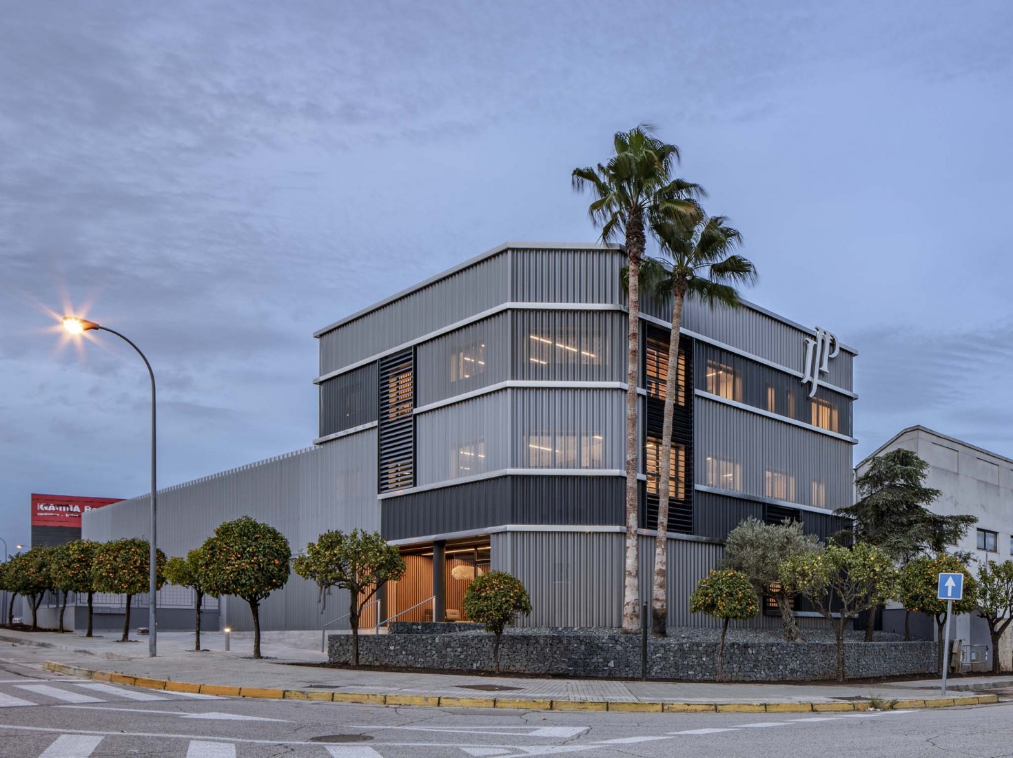 Nueva sede JJP Hospitalaria por Gabriel Verd Arquitectos + Buró4 Arquitectos. Fotografía por Jesús Granada
