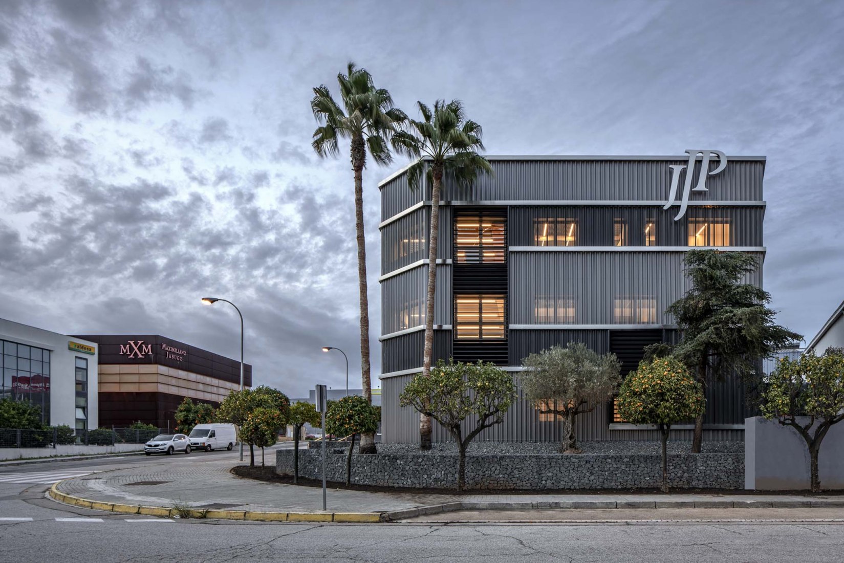 Nueva sede JJP Hospitalaria por Gabriel Verd Arquitectos + Buró4 Arquitectos. Fotografía por Jesús Granada