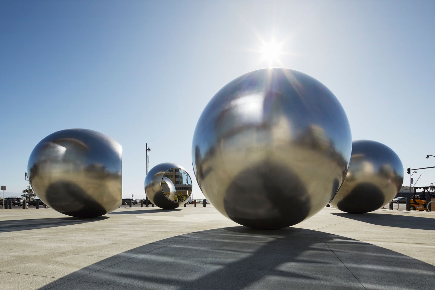 Seeing spheres, 2019, Chase Center, San Francisco, por Olafur Eliasson. Acero inoxidable, vidrio, plata, fibra de vidrio, LED de 4,8 x 22 x 22 metros cada esfera ⌀ 4.8 metros. Fotografía por Matthew Millman