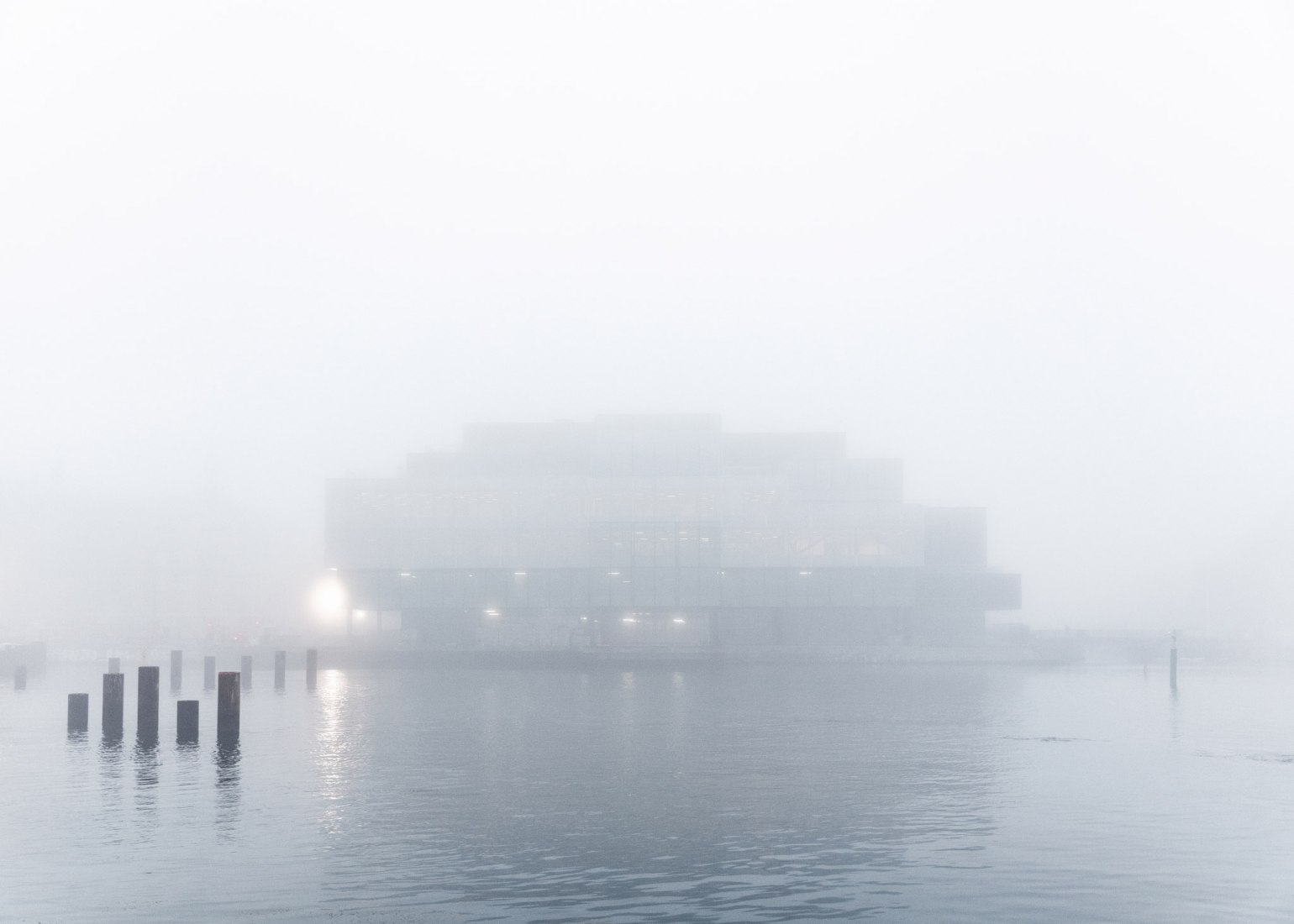 Vista desde el mar. BLOX / DAC por OMA. Fotografía por © Rasmus Hjortshøj / Coast studi. Imagen cortesía de OMA