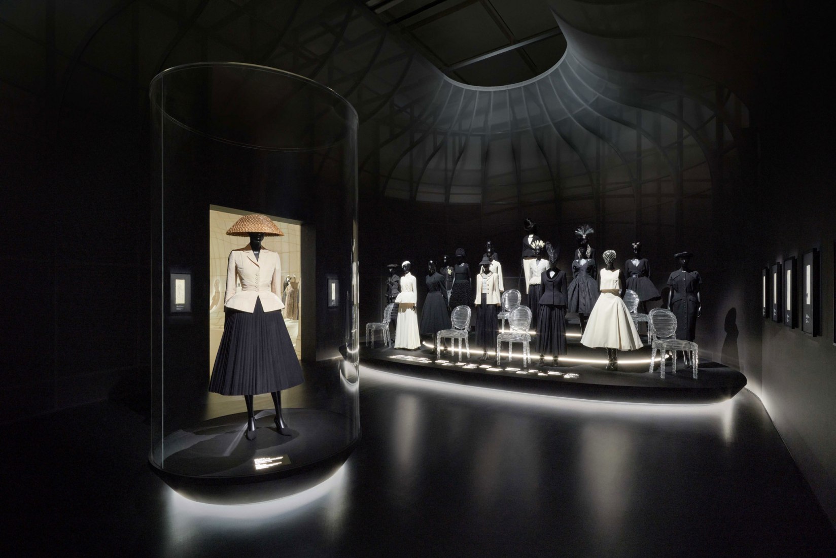 Christian Dior: Designer of Dreams by OMA opens in Tokyo. Fotografía por Daici Ano / Imagen cortesía de Dior.