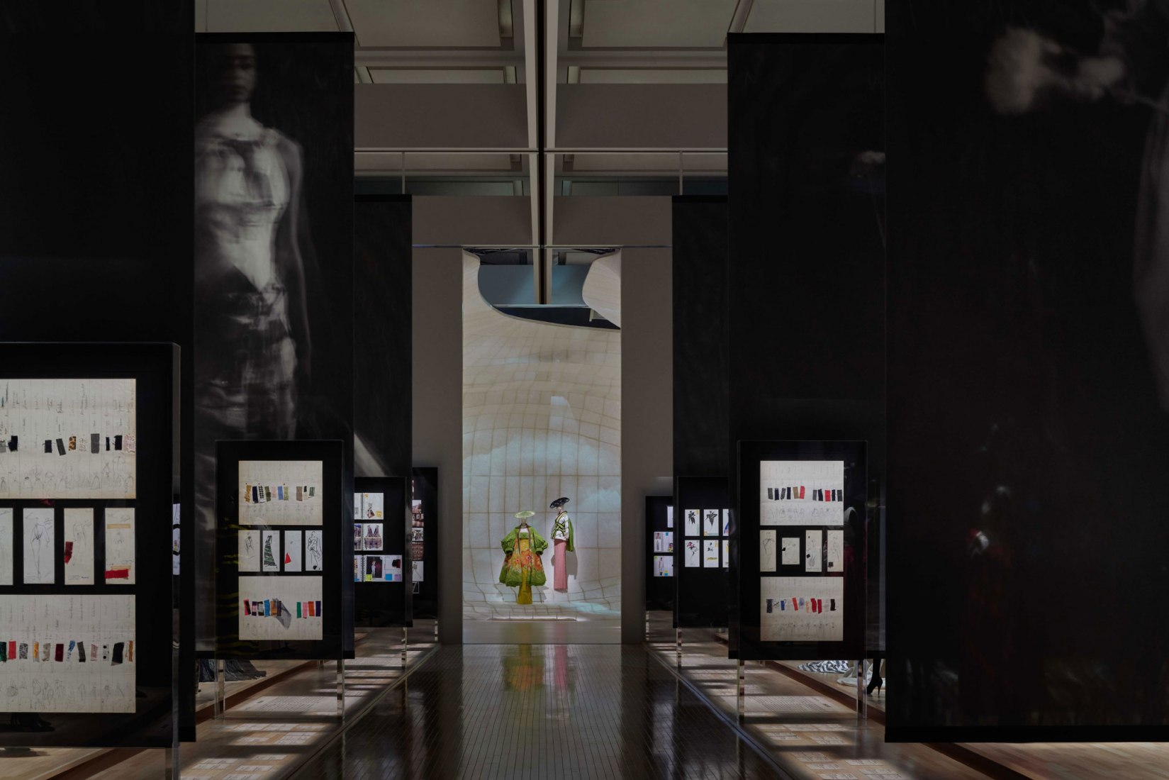 Christian Dior: Designer of Dreams by OMA opens in Tokyo. Fotografía por Daici Ano / Imagen cortesía de Dior.