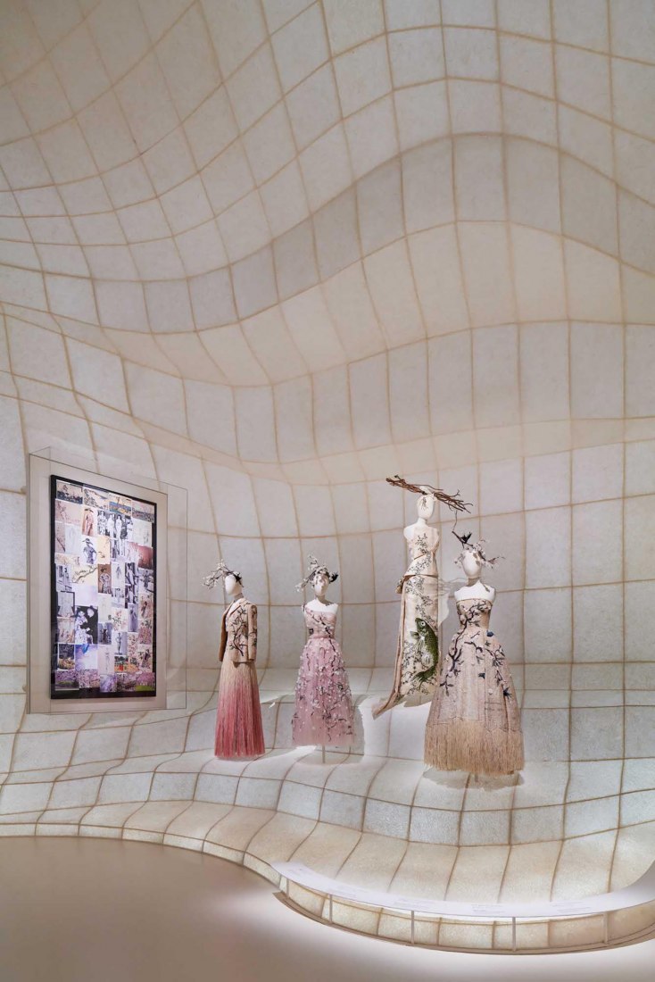 Christian Dior: Designer of Dreams by OMA opens in Tokyo. Fotografía por Daici Ano / Imagen cortesía de Dior.
