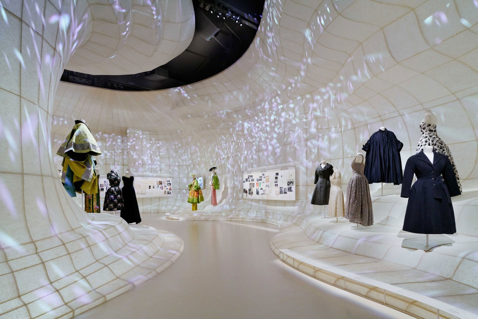 Christian Dior: Designer of Dreams by OMA opens in Tokyo. Fotografía por Daici Ano / Imagen cortesía de Dior.