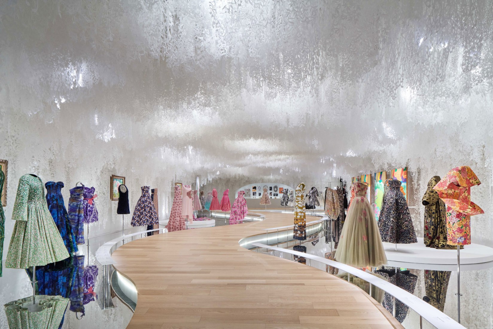 Christian Dior: Designer of Dreams by OMA opens in Tokyo. Fotografía por Daici Ano / Imagen cortesía de Dior.