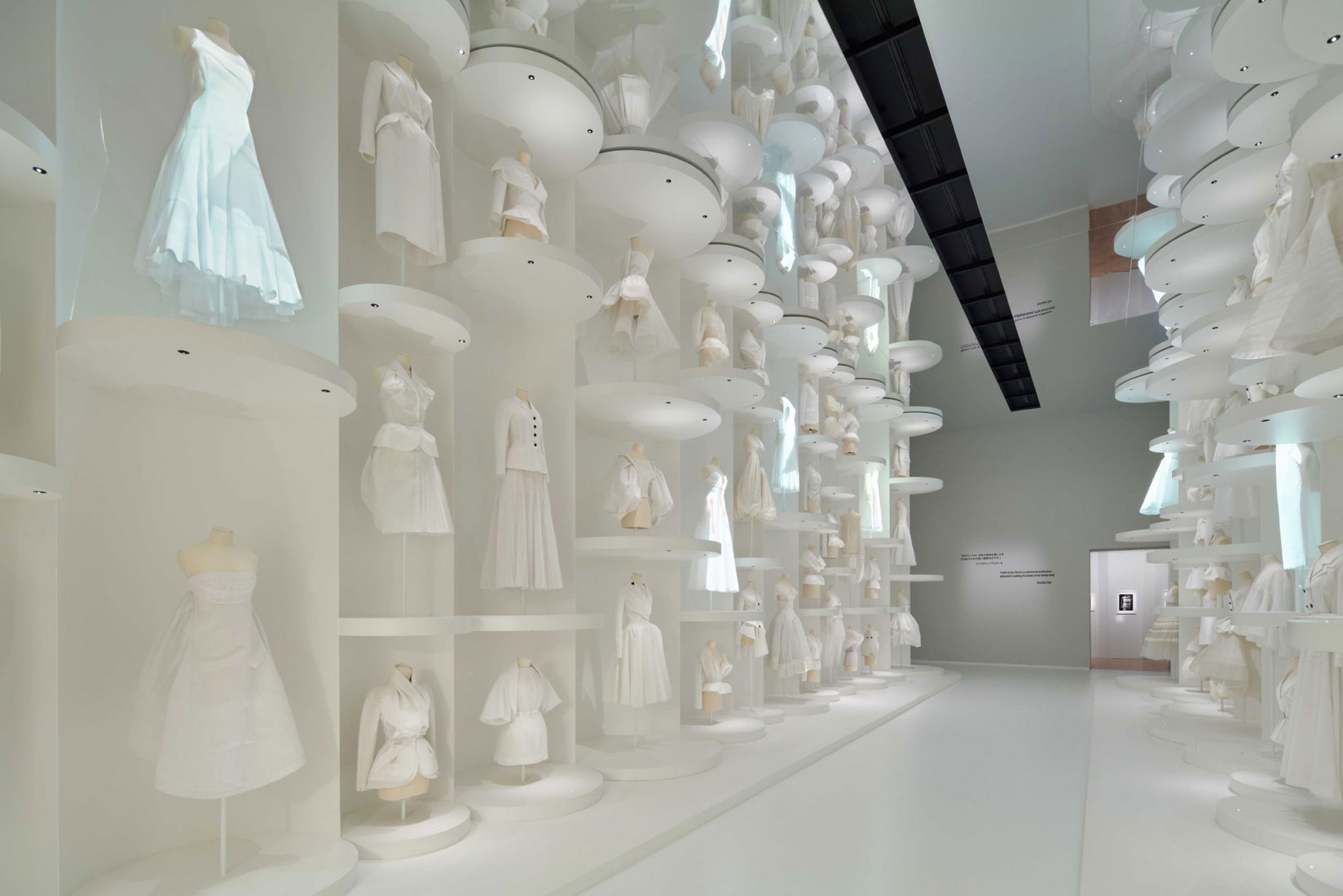 Christian Dior: Designer of Dreams by OMA opens in Tokyo. Fotografía por Daici Ano / Imagen cortesía de Dior.