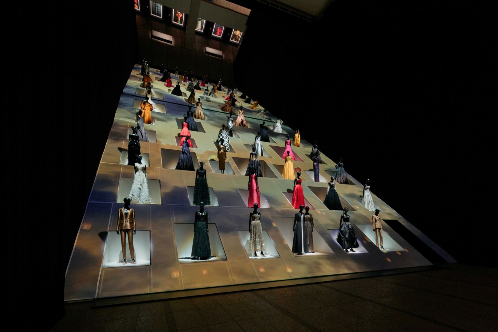 Christian Dior: Designer of Dreams by OMA opens in Tokyo. Fotografía por Daici Ano / Imagen cortesía de Dior.