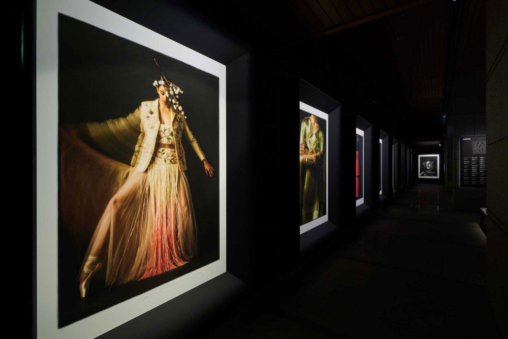 Christian Dior: Designer of Dreams by OMA opens in Tokyo. Fotografía por Daici Ano / Imagen cortesía de Dior.